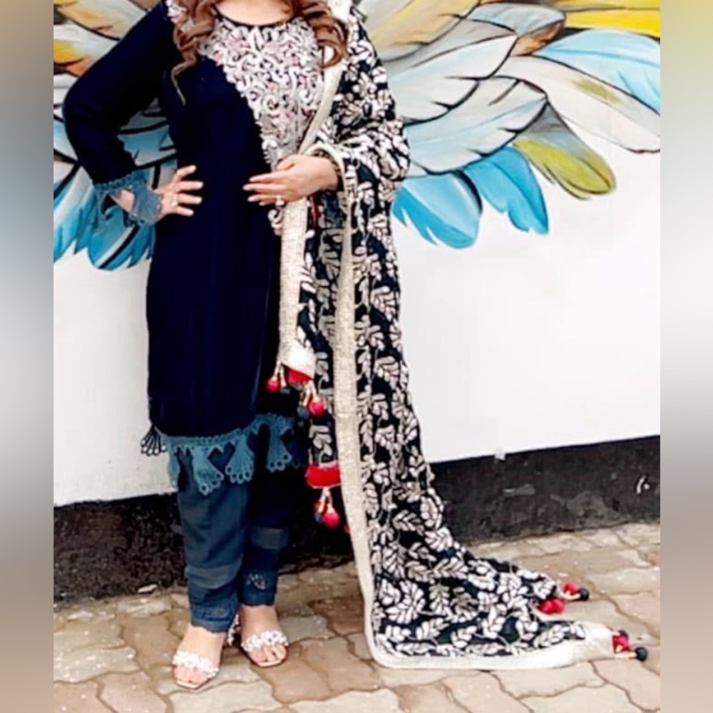Pakistani Embroidered velvet kameez with Fully embroidered Duppta 3 pcs